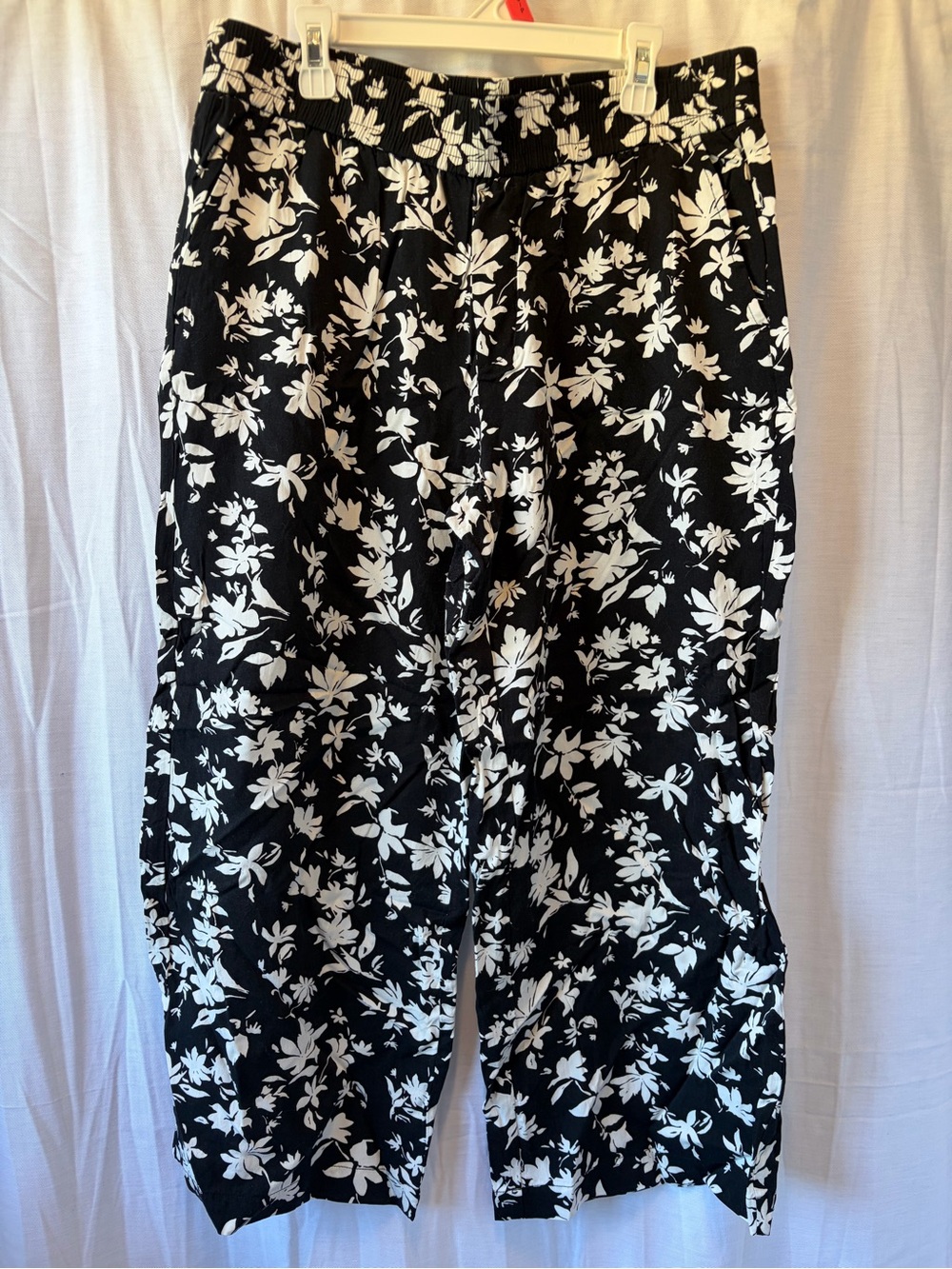 Denver Hayes Black & White Floral Capris